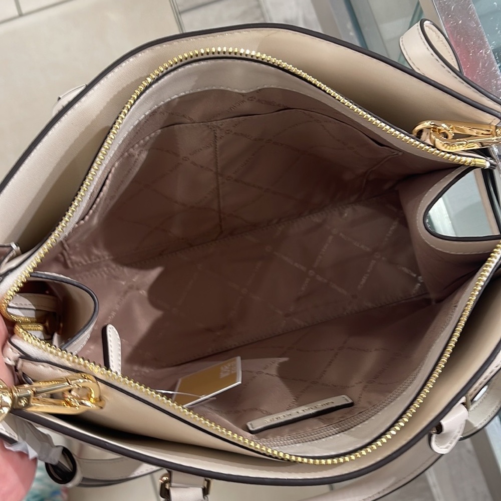 Michael Kors Sheila Medium Center Zip Satchel Crossbody Bag
Light Cream
NWT - Picture 11 of 16